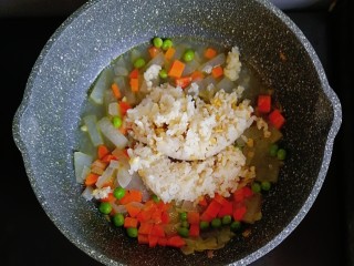 6、宝宝辅食—冬瓜蔬菜烩饭,煮至蔬菜基本熟了，汤汁收了一半，倒入一碗熟米饭，翻炒均匀，再焖煮一会
