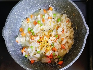 7、宝宝辅食—冬瓜蔬菜烩饭,焖煮至基本收汁，撒入适量拌饭料拌匀调味（没有拌饭料可以用适量盐代替）