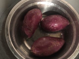 2、紫薯甜饼,紫薯洗净下锅大火蒸20分钟