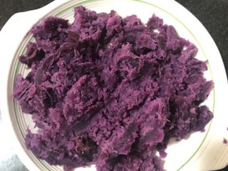 8、紫薯甜饼,蒸好的紫薯去皮压成泥状