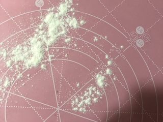 11、紫薯甜饼,面板上洒上少许面粉