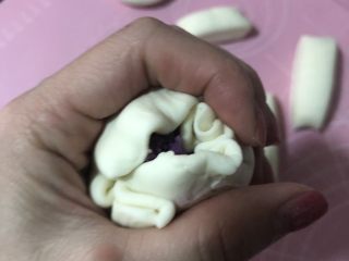 16、紫薯甜饼,用虎口收紧的方法來收口