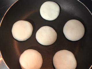 21、紫薯甜饼,依次放入饼坯,干烙一下饼坯的表面