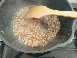 11、香菇土豆泥,放入盐，胡椒粉，生抽