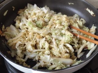 7、快手～醋熘白菜,炒到如图中状态的时候。