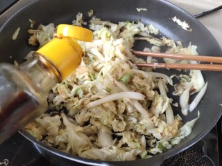 9、快手～醋熘白菜,再炒匀，出锅之前加米醋炒好