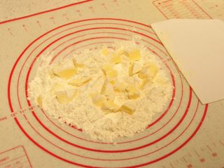 3、鲜虾沙拉盅,用刮板（或油面混合器）将黄油和面粉切拌成黄油粉粒。