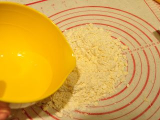 5、鲜虾沙拉盅,加入步骤1的冰水溶液。