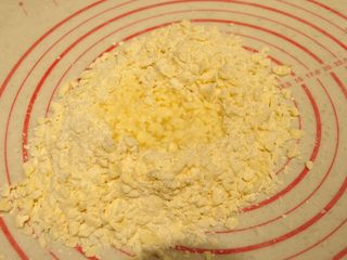 6、鲜虾沙拉盅,让面粉吸收水份后，用刮板以按压的方式混合面团