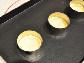 9、鲜虾沙拉盅,放入慕斯圈中进行整形（整形成“凹”形）。