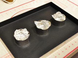 10、鲜虾沙拉盅,表面覆盖一层锡纸。