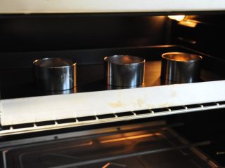 14、鲜虾沙拉盅,放入烤箱，烤至表面金黄（约5分钟）。