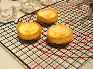 15、鲜虾沙拉盅,烘烤完成后置于晾网上降温。