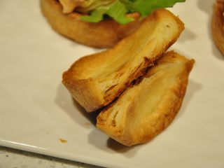 16、鲜虾沙拉盅,烤好的派皮层次分明。