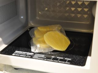 18、鲜虾沙拉盅,放入保鲜袋中，用微波炉高火“叮”5分钟左右（根据土豆的大小来调整时间）。