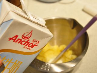 21、鲜虾沙拉盅,分次加入牛奶来调节土豆泥的软硬程度。