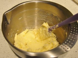 23、鲜虾沙拉盅,调成顺滑的状态即可。