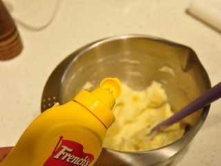 26、鲜虾沙拉盅,黄芥末酱。