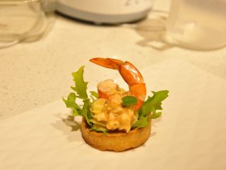 32、鲜虾沙拉盅,再加放上虾、玉米沙拉和薄荷叶进行装饰即可。