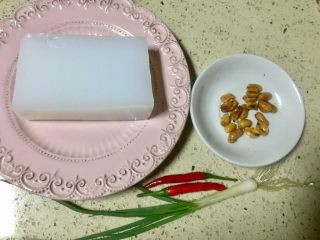 1、重庆蚝油麻辣豌豆凉粉,准备所需食材