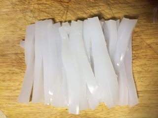 2、重庆蚝油麻辣豌豆凉粉,豌豆凉粉先切片再切条