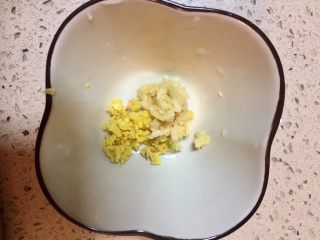 5、重庆蚝油麻辣豌豆凉粉,老姜大蒜剁泥装入碗里