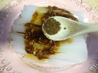 9、重庆蚝油麻辣豌豆凉粉,再加入适量的花椒面