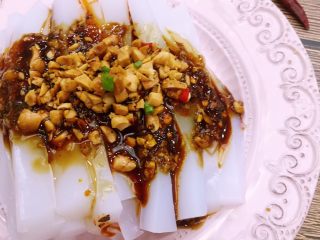 12、重庆蚝油麻辣豌豆凉粉,撒在佐料上面