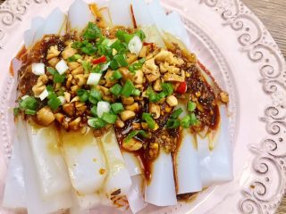 13、重庆蚝油麻辣豌豆凉粉,再撒上葱花