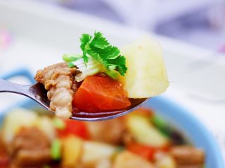 16、番茄牛肉炖土豆,吃上一口超级满足。