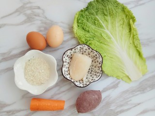 1、龙利鱼蔬菜粥,先准备好材料