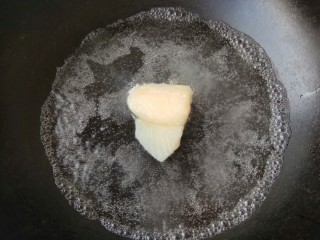 10、龙利鱼蔬菜粥,腌制好的龙利鱼开水下锅煮2分钟