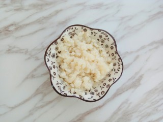 12、龙利鱼蔬菜粥,用勺子按碎