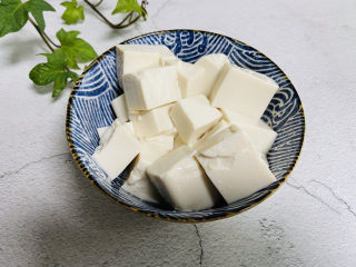 4、金针菇豆腐汤,豆腐切小块备用