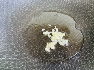 6、金针菇豆腐汤,起油锅放入蒜末炒香