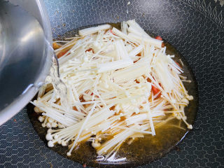 9、金针菇豆腐汤,加入热水，大火烧开转中火煮五分钟（水量根据个人喜好选择）