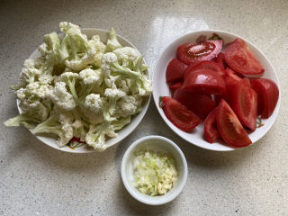 2、开胃番茄花菜,花菜洗净切小朵，番茄和葱蒜切好