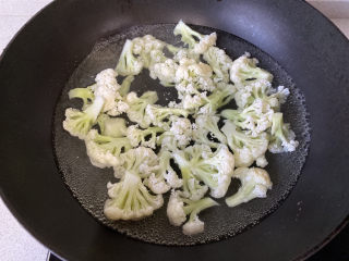 3、开胃番茄花菜,先把花菜焯烫一下