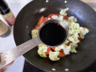 6、开胃番茄花菜,倒入花菜，加2勺生抽