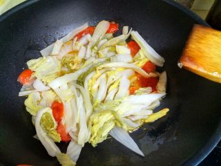 9、酸菜鱼,把酸菜下入锅里，翻炒一会。