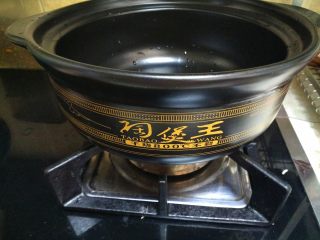 12、酸菜鱼,把砂锅放在天然气上，不用开火。