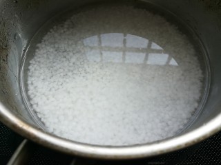 2、夏日消暑，芒果西米露,倒入锅中，加水