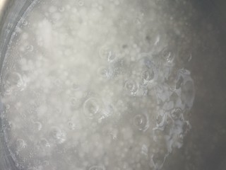 3、夏日消暑，芒果西米露,中火煮开，关火