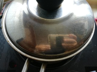 4、夏日消暑，芒果西米露,浸泡二十分钟，小火煮开，边煮边不停搅拌