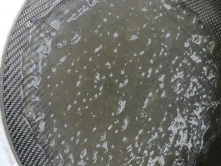 6、夏日消暑，芒果西米露,过滤，用凉开水冲两遍