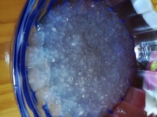 7、夏日消暑，芒果西米露,倒入容器中