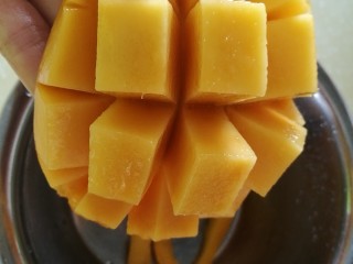 8、夏日消暑，芒果西米露,切开芒果