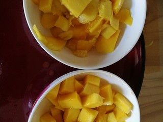 9、夏日消暑，芒果西米露,取出果肉