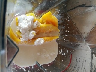 10、夏日消暑，芒果西米露,将芒果、椰浆、牛奶、奶油倒入搅拌机中，正在瘦身者不加奶油，用牛奶代替