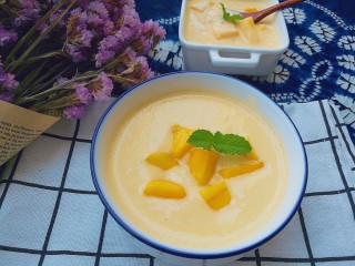 13、夏日消暑，芒果西米露,倒入容器中，摆上芒果粒，装饰